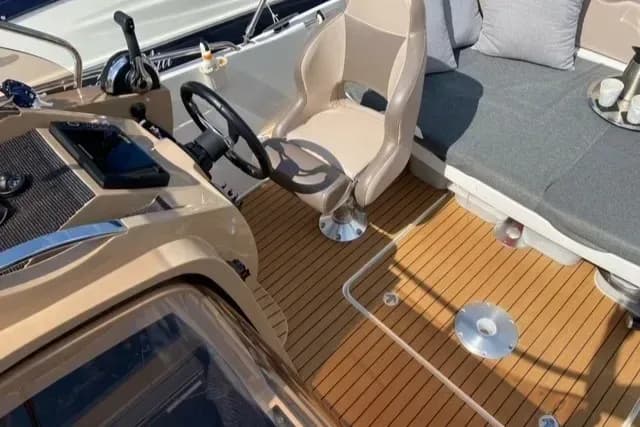 Pflegeleichter Kunst-Teak Boden für Boote