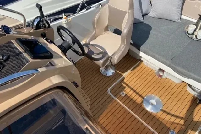 Pflegeleichter Kunst-Teak Boden für Boote